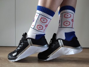 Biało-niebieskie skarpety sportowe z taflą lodowiska